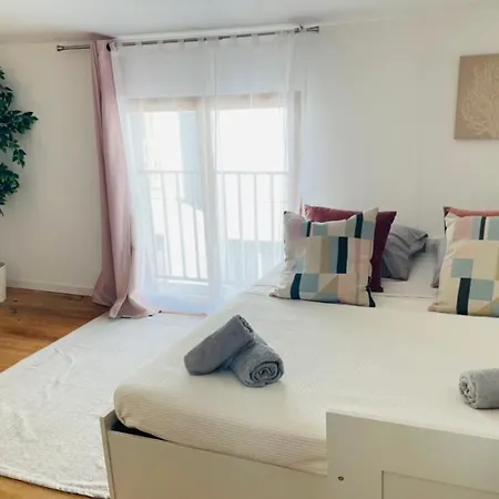 Elegant And Charming Townhouse With Roof Terrace *