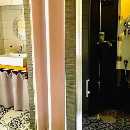Elegant And Charming Townhouse With Roof Terrace Holiday home *