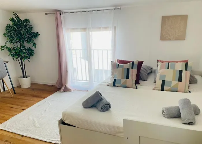 Elegant And Charming Townhouse With Roof Terrace *