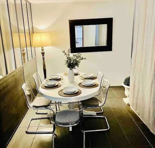 Elegant And Charming Townhouse With Roof Terrace בית נופש לימו