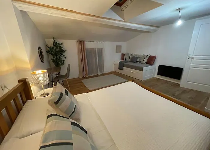 Elegant And Charming Townhouse With Roof Terrace בית נופש לימו