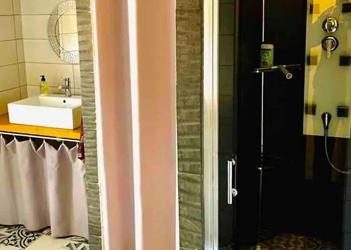 Elegant And Charming Townhouse With Roof Terrace בית נופש *